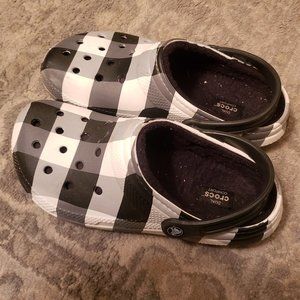 CROCS - Comfy Crocs Slippers - black and white fleece lined